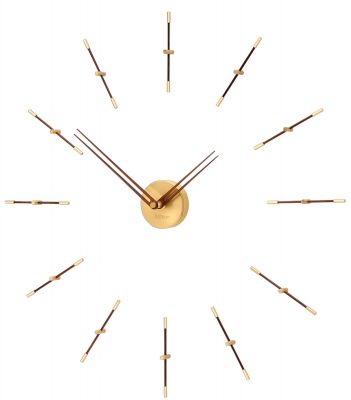 Nahaufnahme der modernen Mini Merlin Wanduhr von Nomon mit goldenen Akzenten.